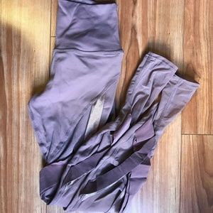 Bandage Leggings in Smoky Quartz (XXS) - ALO Yoga